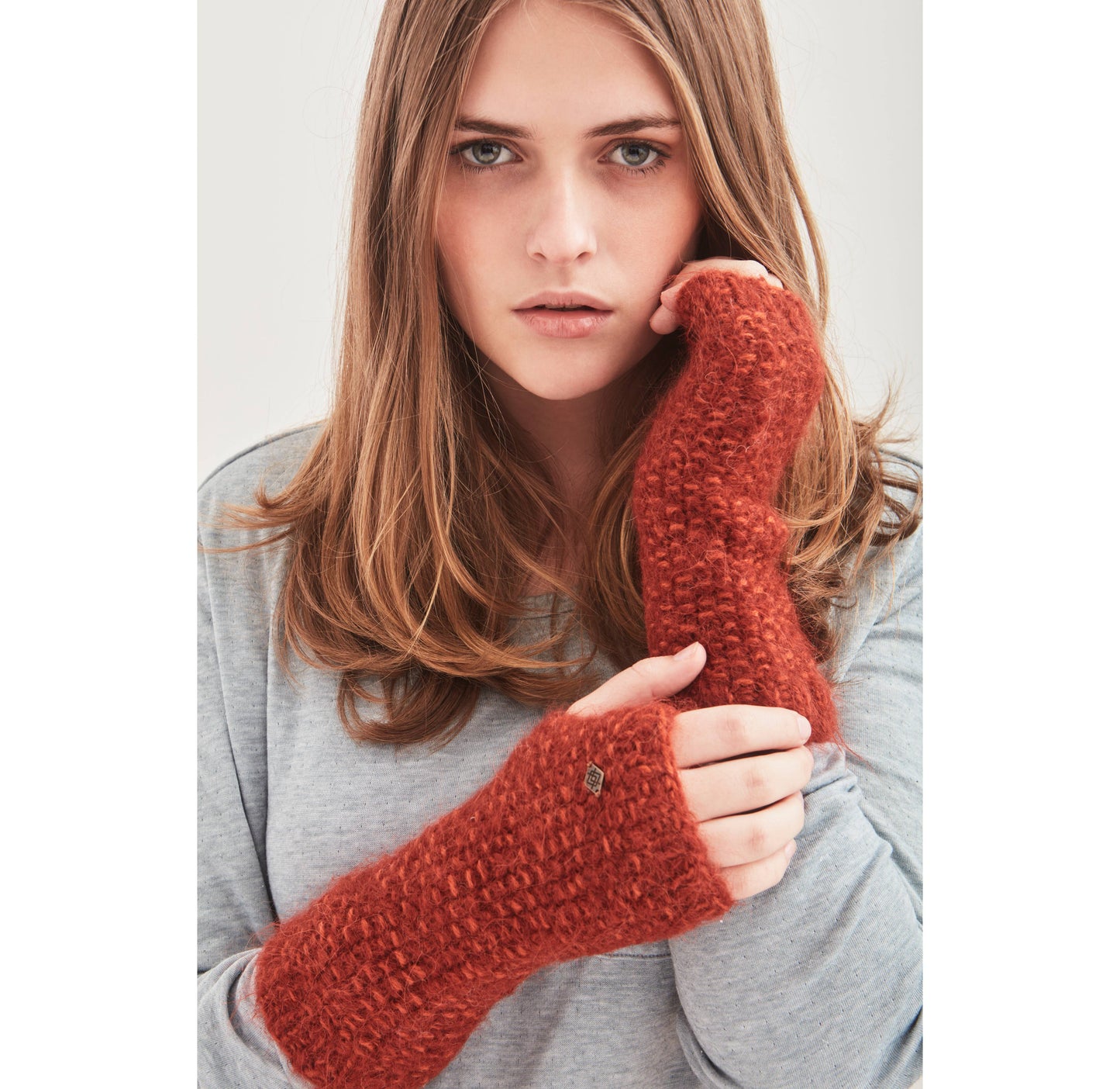 Seed Alpaca Fuzzy Fingerless Gloves: Rust-Berry