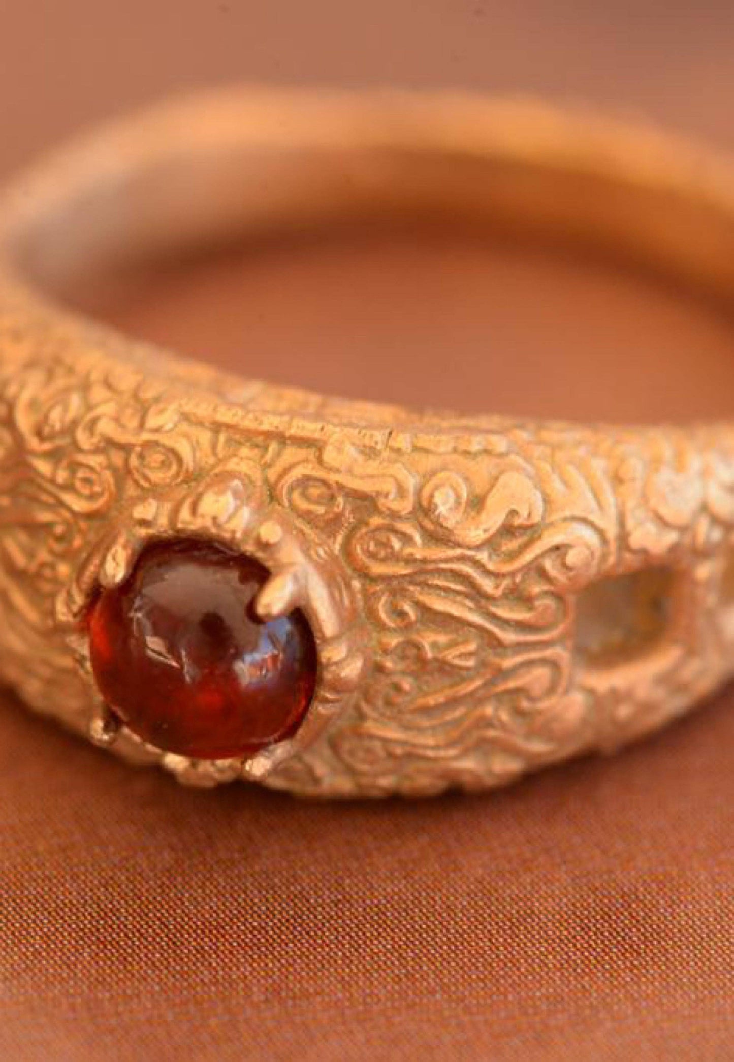 The Queen: Bronze / 7 / Red Garnet